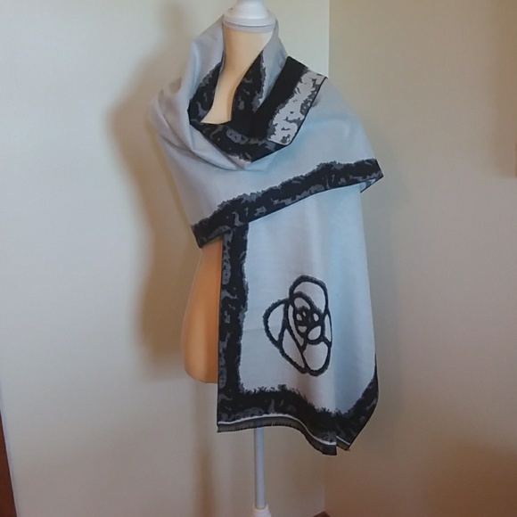 NWOT Reversible Shaw Scarf - Picture 2 of 3